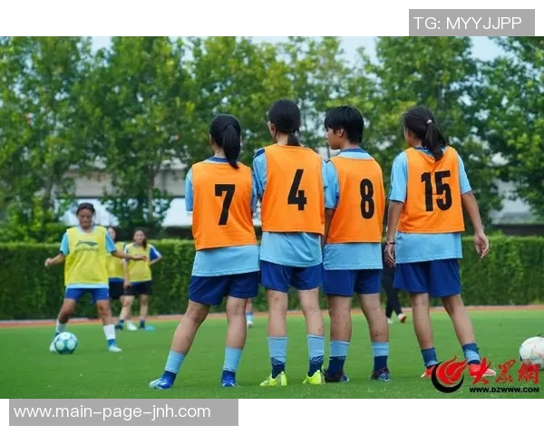 追寻新疆足球梦的足迹与希望在绿茵场上绽放的青春力量